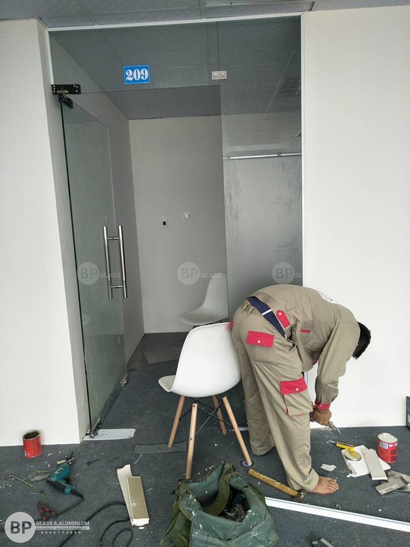 Thi công vách kính văn phòng anh Đạt 25 Tân Mai